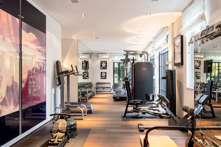 Lichterfüllter Fitnessbereich