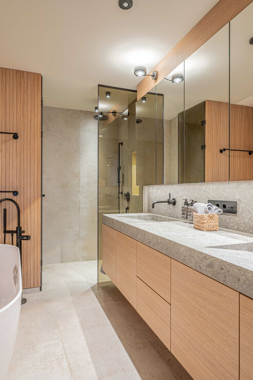 Badezimmer mit freistehender Wanne