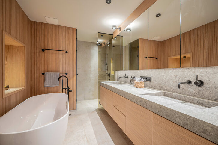 Badezimmer mit freistehender Wanne
