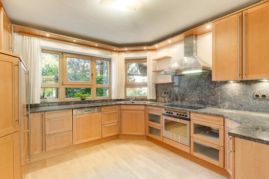 Spacious, bright kitchen