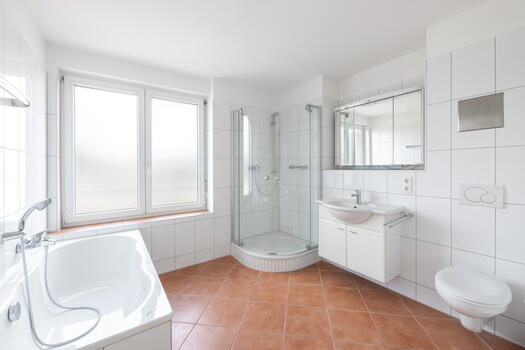Bad mit Wanne und Dusche