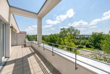 Close to the center and lake: Quiet 3-room roof terrace apartment with lake view