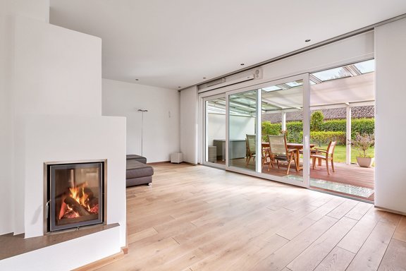 Kamin und Gartenblick