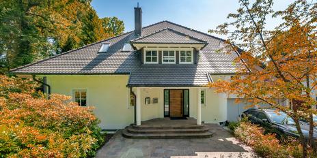 Zukunftsstarkes Wohnen im Villenstil mit Wärmepumpe, PV-Anlage und möglicher Einliegerwohnung