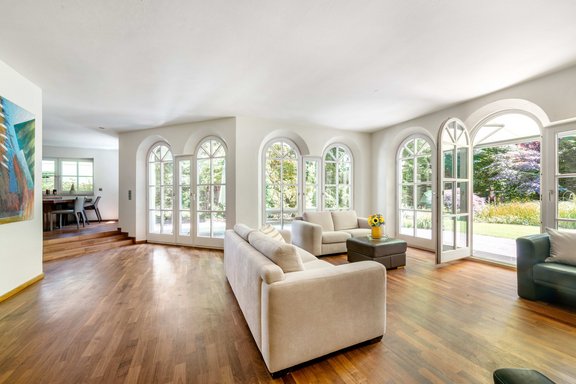 Lichtdurchfluteter Wohnbereich mit Terrassenzugang