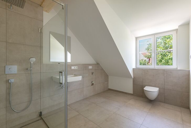 Bad mit Rainshower-Dusche