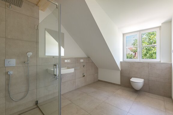 Bad mit Rainshower-Dusche