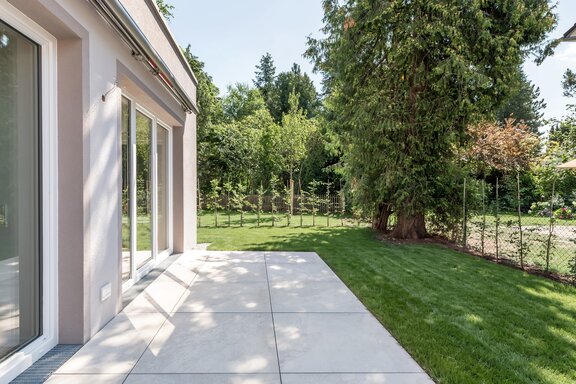 Südterrasse mit Privatgarten