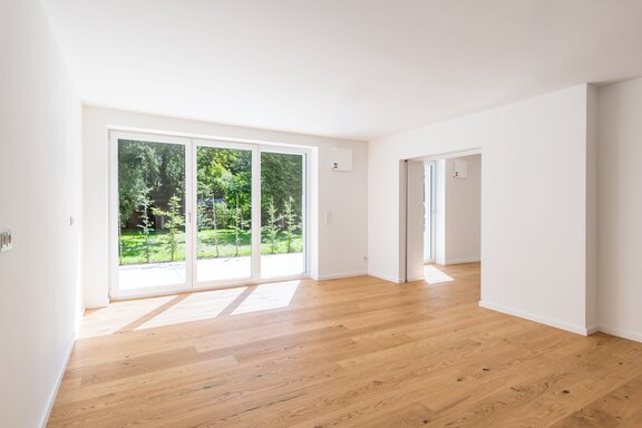 Essbereich mit Zugang zur Terrasse