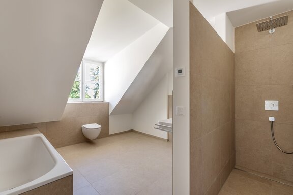 Bad mit Dusche und Badewanne