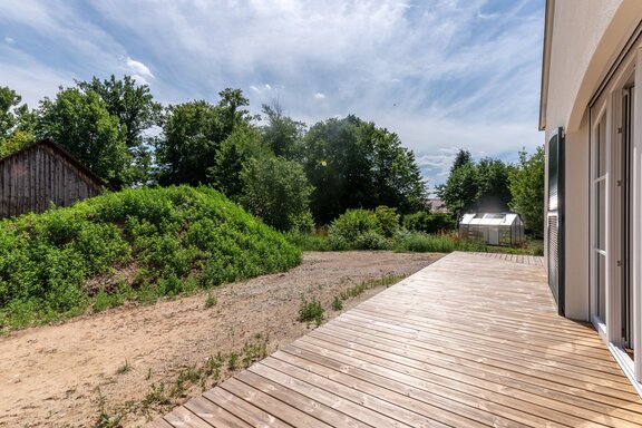 Umlaufende Süd-/Westterrasse (Garten noch in Arbeit)