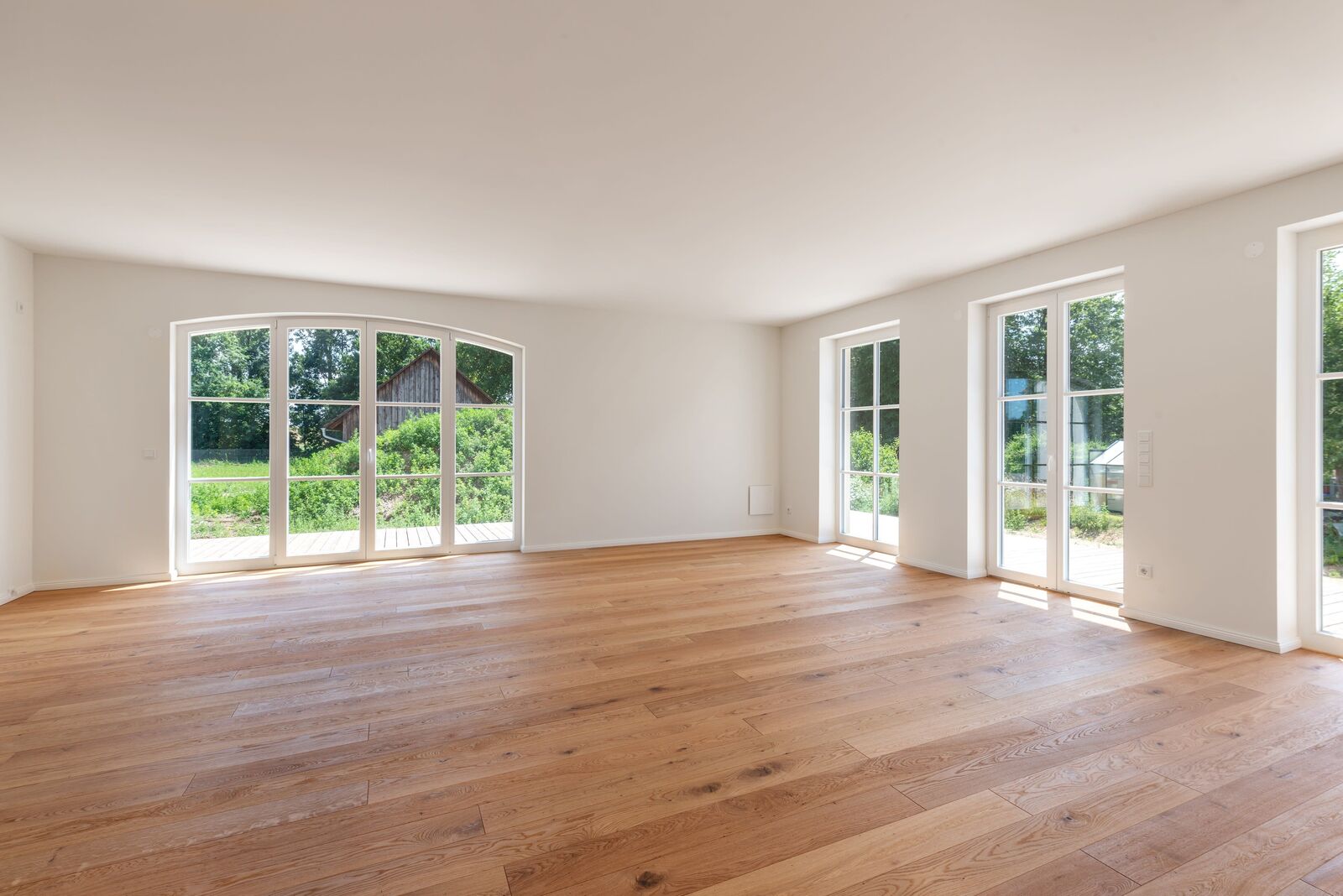 Charmantes Segmentbogenfenster