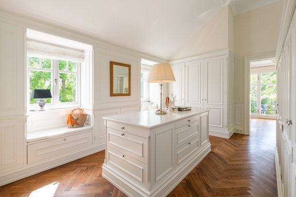 Große Ankleide mit Maßeinbauten