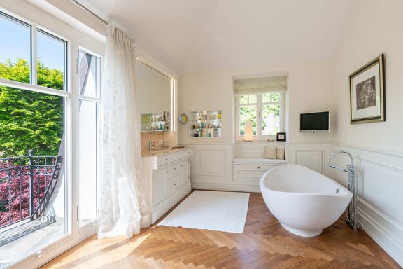 Masterbad mit freistehender Wanne
