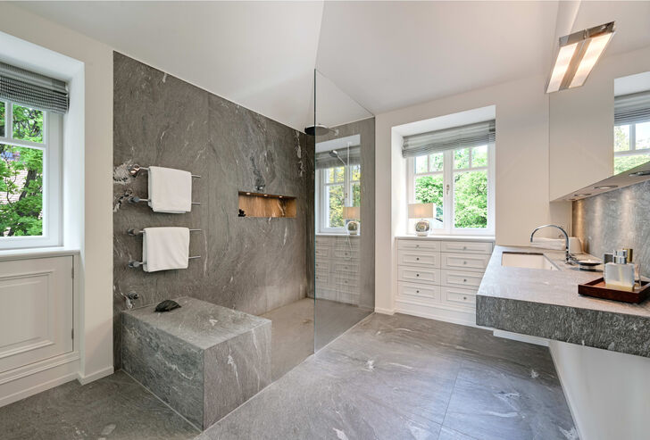 Naturstein und Dornbracht Armaturen im Bad