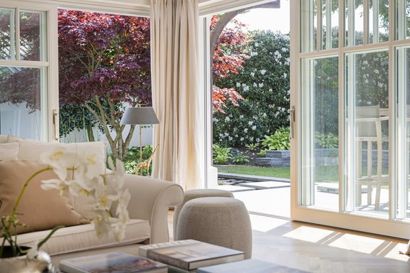 Blick über das Seerosenbecken in den Garten