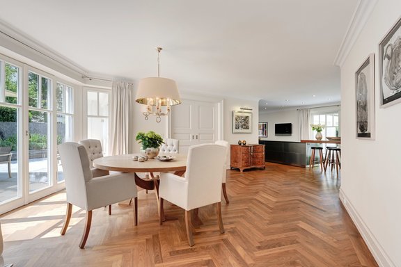 Großzügiger Essbereich mit offener Küche