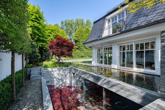 Seerosenteich mit Springbrunnen