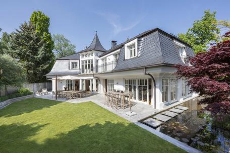 High End Villa mit traumhaftem Süd-West-Garten und Pool in Bestlage am Nymphenburger Schloss