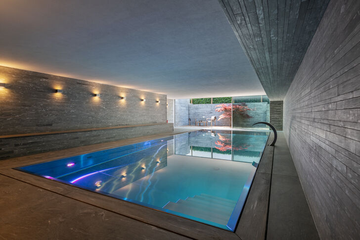 Schwimmhalle mit Edelstahlpool