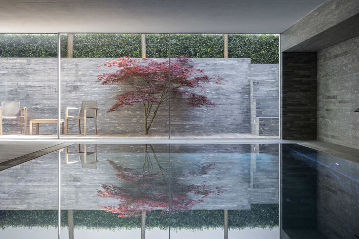 High-End Schwimmbad mit Atrium