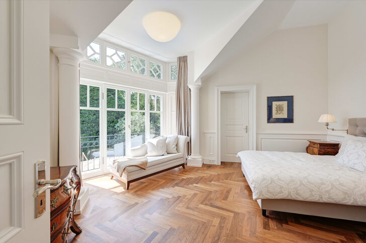Schlafzimmer mit Erker zum Garten