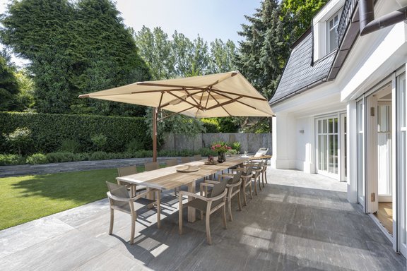 Große uneinsehbare Terrasse