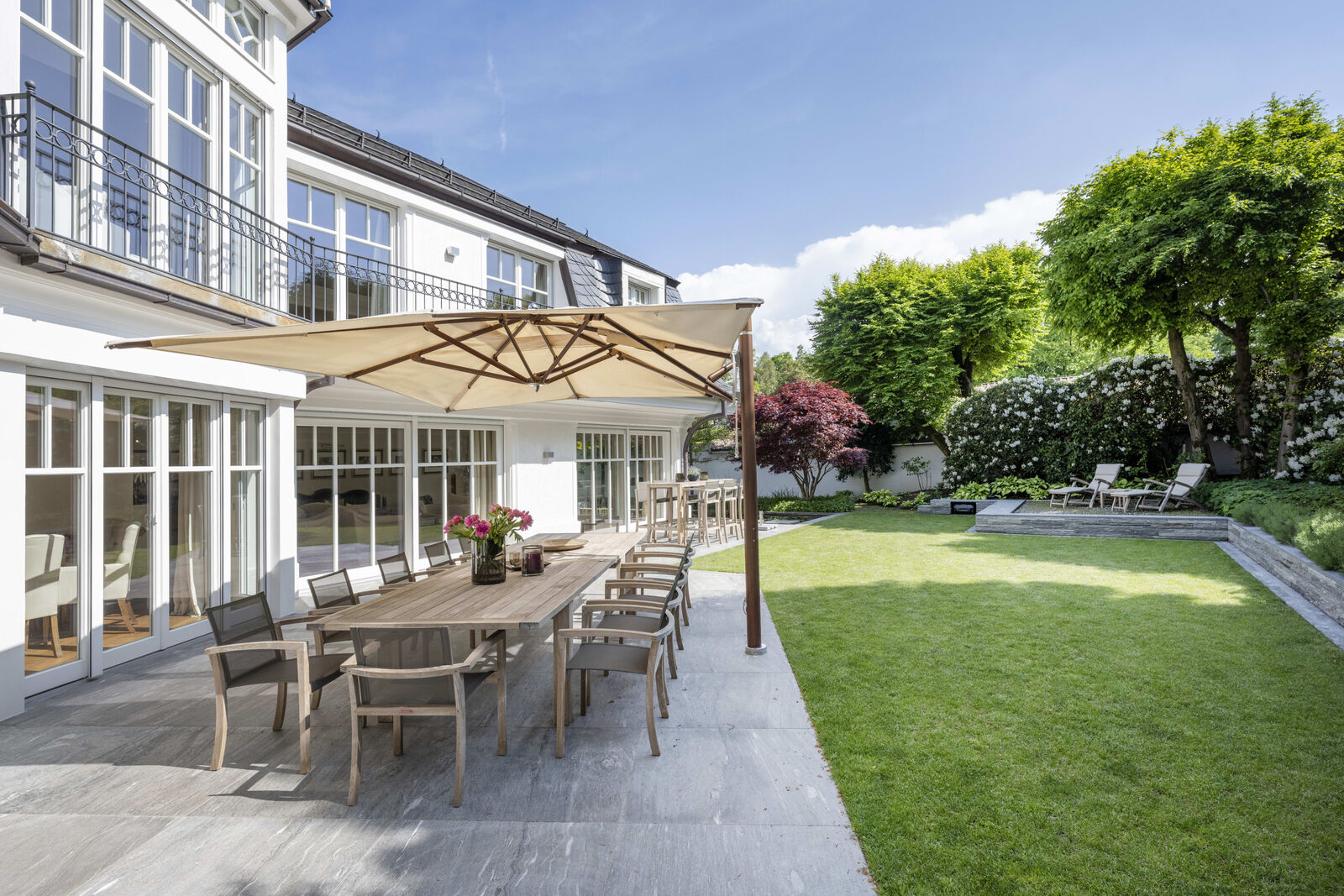 Große uneinsehbare Terrasse