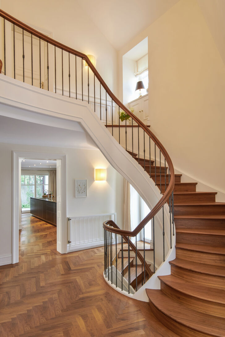 Eingangsbereich mit Schreiner Treppe