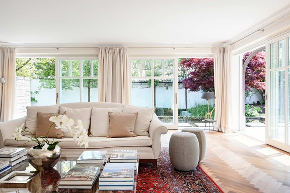 Sonnendurchflutete Wohnräume mit Blick in den Garten