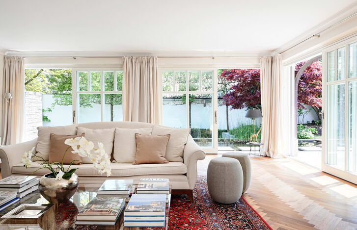 Sonnendurchflutete Wohnräume mit Blick in den Garten