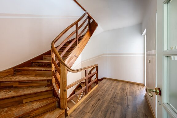 Originales Holz-Treppenhaus