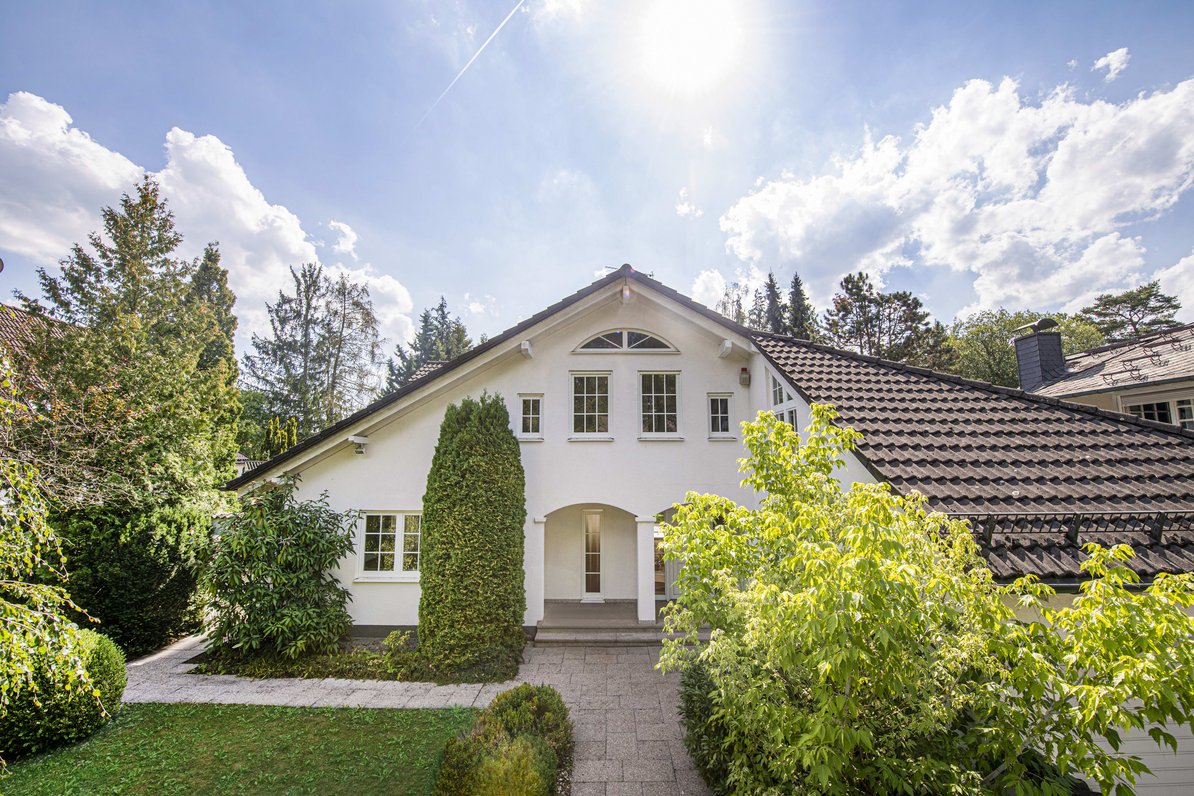 Spacious living in the green