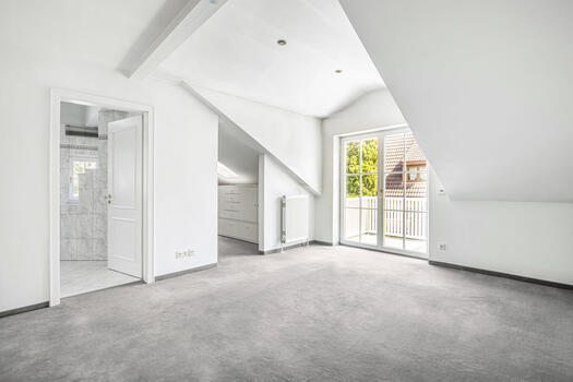 Master area with balcony