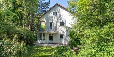 A Modernized Home in a Prime Location in Villenkolonie I: Spacious Family Home with an Idyllic Garden