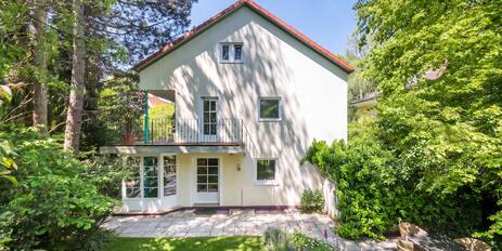 Zur Modernisierung in Toplage Villenkolonie I: Geräumiges Familiendomizil mit idyllischem Garten