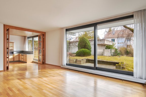 Lichtdurchfluteter Wohn-Essbereich