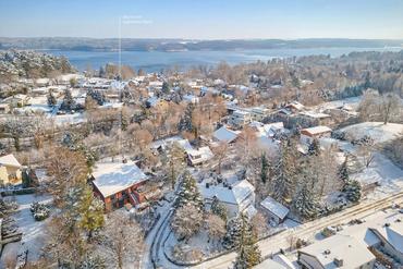 Zur Neugestaltung: Reizvolles Architektenhaus mit Sonnenterrasse und großem Garten in naturnaher Lage