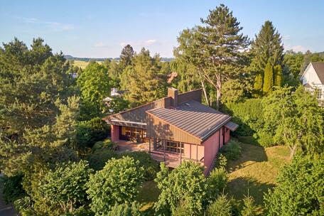Zur Neugestaltung: Reizvolles Einfamilienhaus mit Sonnenterrasse und Garten in naturnaher Lage
