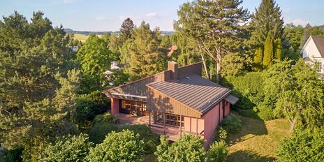 Zur Neugestaltung: Reizvolles Einfamilienhaus mit Sonnenterrasse und Garten in naturnaher Lage