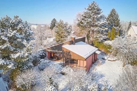 Zur Neugestaltung: Reizvolles Einfamilienhaus mit Sonnenterrasse und Garten in naturnaher Lage