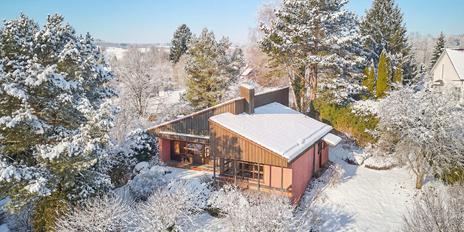 Zur Neugestaltung: Reizvolles Einfamilienhaus mit Sonnenterrasse und Garten in naturnaher Lage
