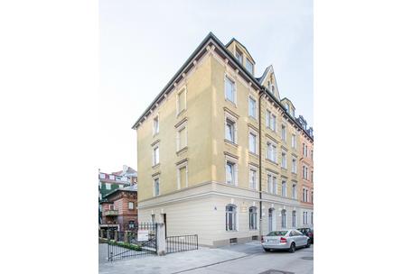 Zwei denkmalgeschützte Mehrfamilienhäuser nahe Isar