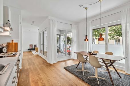 Zwei Gehminuten zur Isar: Ruhige 2-Zimmer-Wohnung mit Loggia und Garten