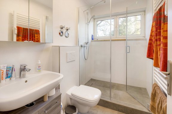 Modernisiertes Bad mit Fenster