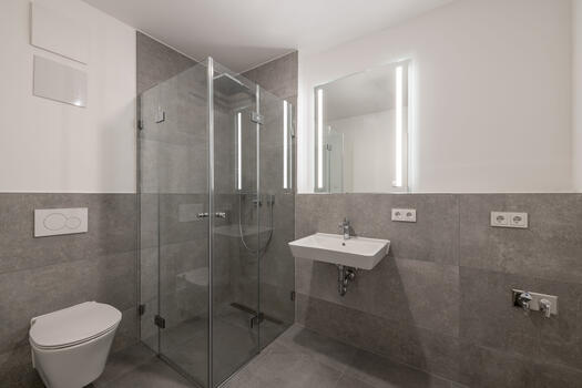 Bad mit Rainshower-Dusche