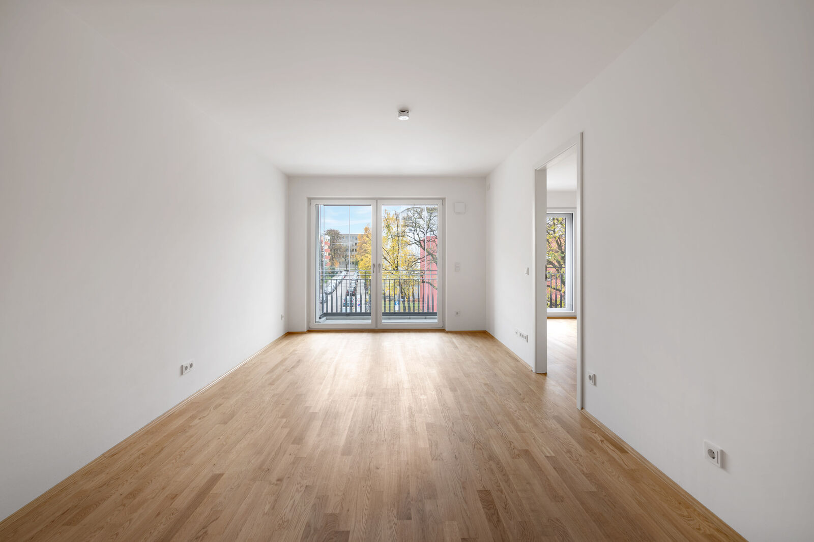 Wohn- und Schlafzimmer mit Loggia-Zugang