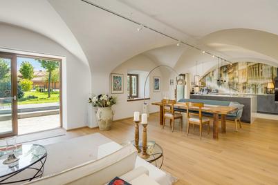 Zwischen München und Tegernsee: Moderne Terrassenwohnung im sanierten "Sticklhof"