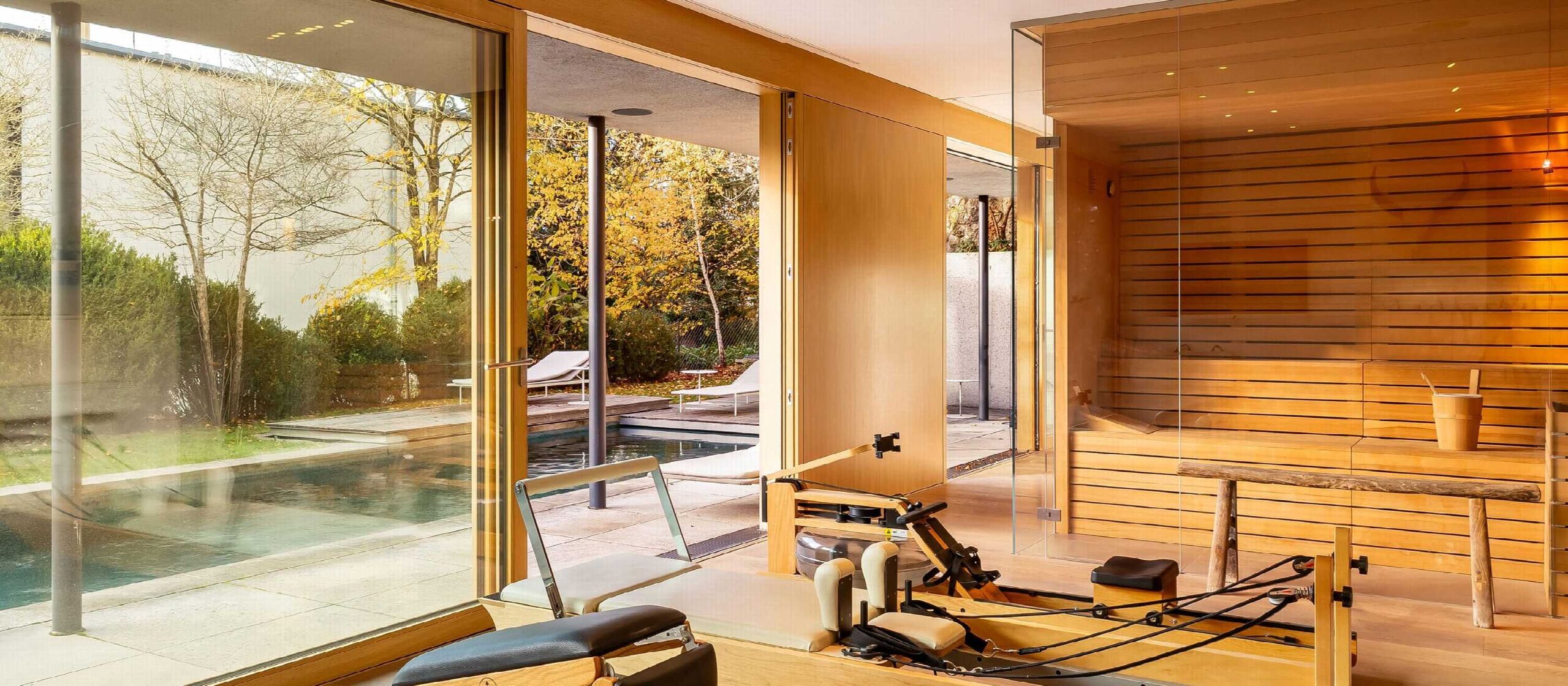 Home-Gym mit Sauna und Poolblick