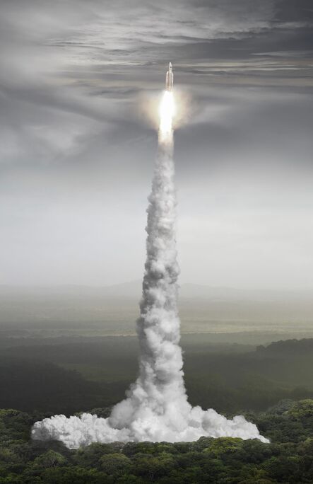 Fotoarbeit mit einer steil aufsteigenden Rakete, deren Flugbahn als leuchtende Spur den dunklen Himmel durchzieht.